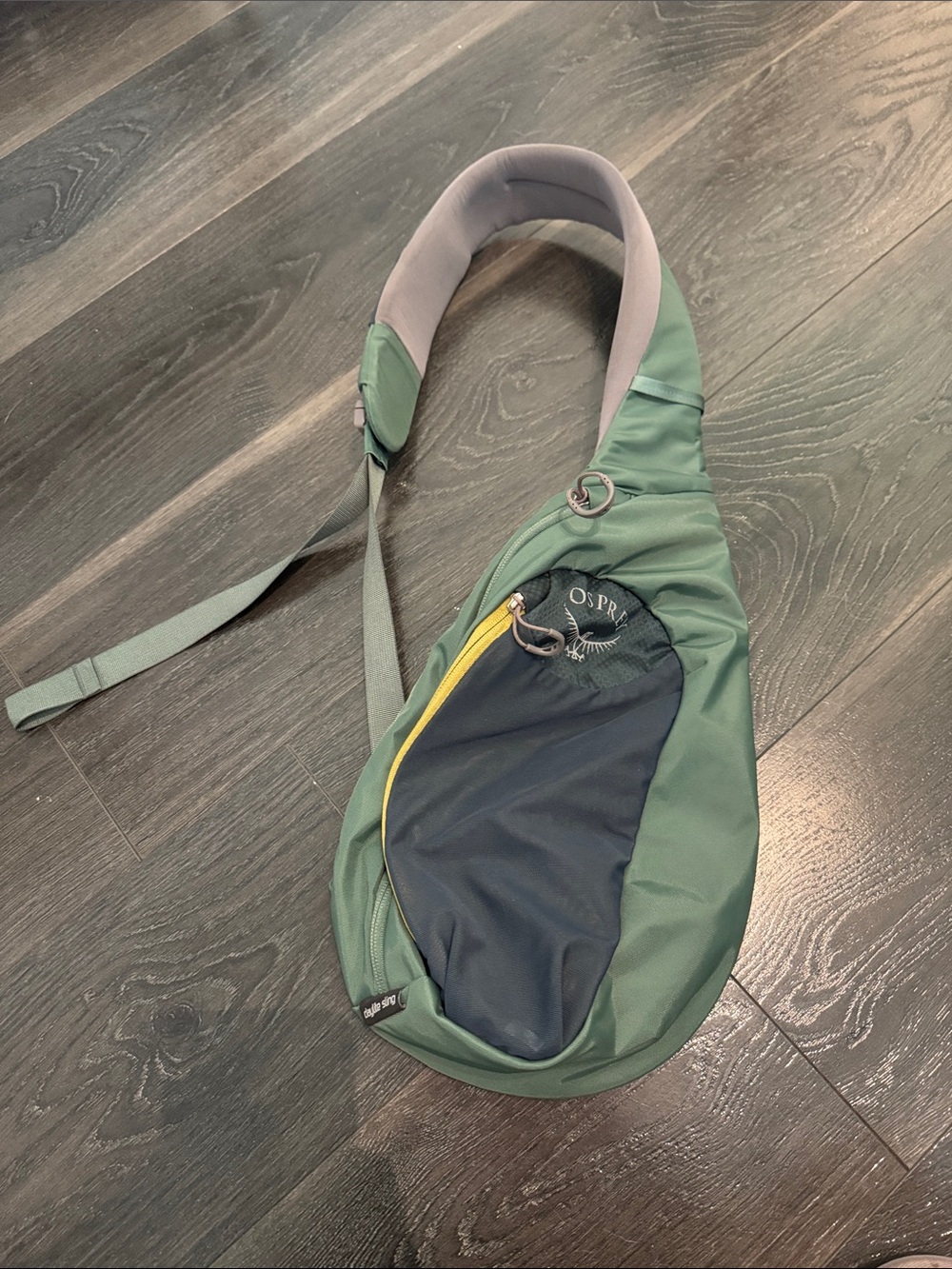 Osprey Green Sling Crossbody Bag – Compact Daypack